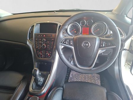 2014-Opel-Astra-16T-Cosmo_13