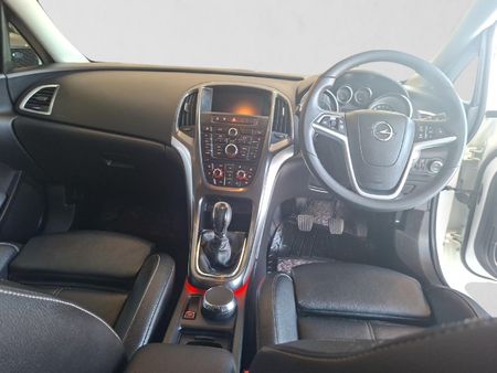 2014-Opel-Astra-16T-Cosmo_17