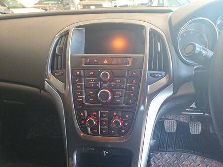 2014-Opel-Astra-16T-Cosmo_18