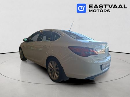 2014-Opel-Astra-16T-Cosmo_4