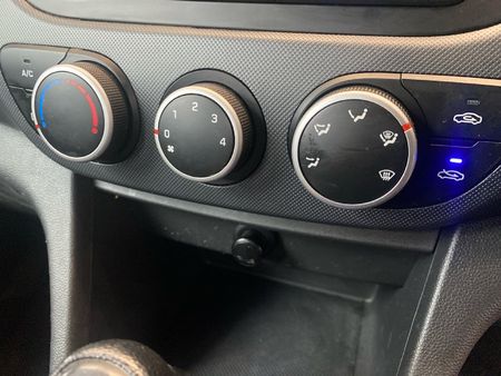 2018-Hyundai-Grand-i10-10-Motion-Auto_15