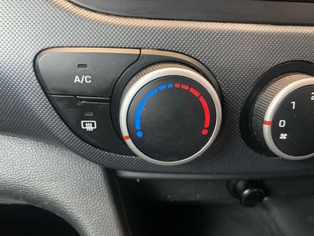 2018-Hyundai-Grand-i10-10-Motion-Auto_18