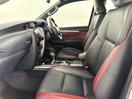 2024-Toyota-Fortuner-28-GD-6-RB-Auto_8