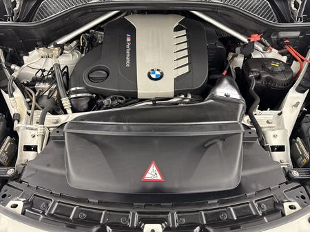 2019-BMW-X6-M50d_15