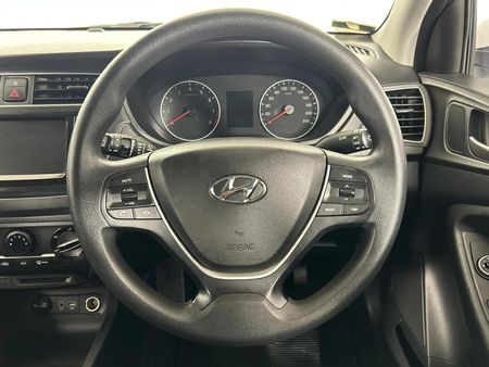 2020-Hyundai-i20-12-Motion_12
