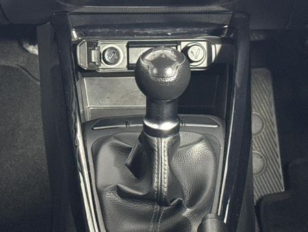 2020-Kia-Rio-12-LS-5-dr_10