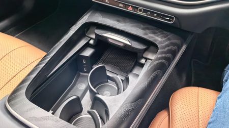 2025-Mercedes-Benz-E-Class-E220d-Avantgarde_5