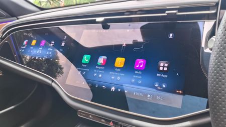 2025-Mercedes-Benz-E-Class-E220d-Avantgarde_7