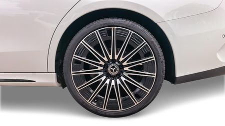2025-Mercedes-Benz-E-Class-E220d-Avantgarde_8