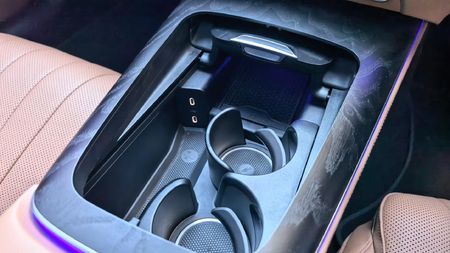 2026-Mercedes-Benz-E-Class-E220d-Avantgarde_12