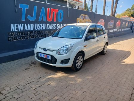 2014-Ford-Figo-14-Ambiente_0