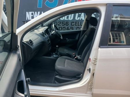 2014-Ford-Figo-14-Ambiente_9