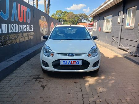 2014-Ford-Figo-14-Ambiente_1