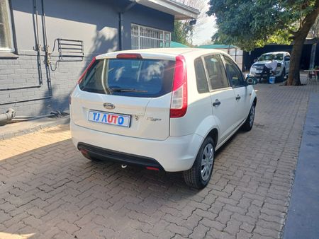 2014-Ford-Figo-14-Ambiente_3