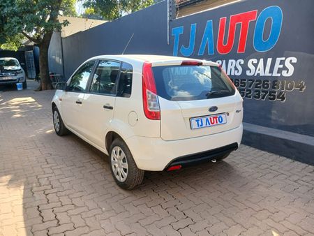 2014-Ford-Figo-14-Ambiente_4