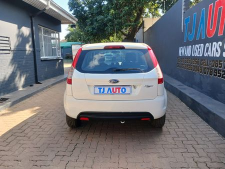2014-Ford-Figo-14-Ambiente_5