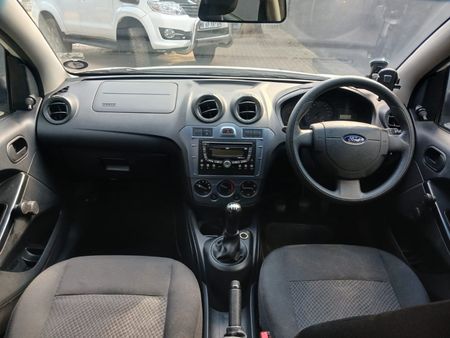 2014-Ford-Figo-14-Ambiente_6