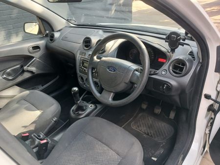2014-Ford-Figo-14-Ambiente_7