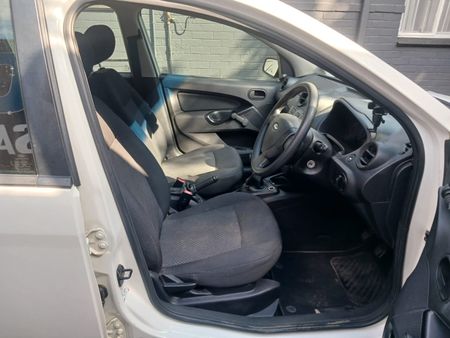 2014-Ford-Figo-14-Ambiente_8