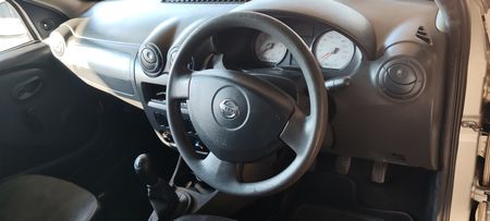 2020-Nissan-NP200-16_9