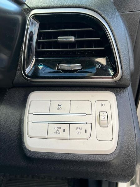 2024-Mahindra-XUV-300-15D-W8_2