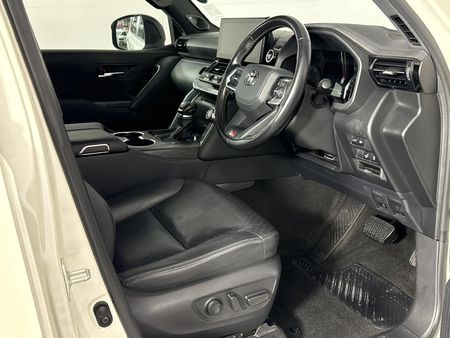 2023-Toyota-Land-Cruiser-300-V6-33-D-GR-S_9