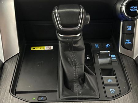 2023-Toyota-Land-Cruiser-300-V6-33-D-GR-S_10