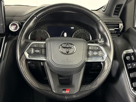 2023-Toyota-Land-Cruiser-300-V6-33-D-GR-S_13