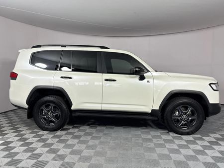 2023-Toyota-Land-Cruiser-300-V6-33-D-GR-S_18
