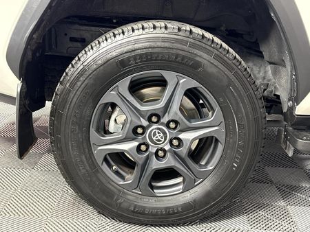 2023-Toyota-Land-Cruiser-300-V6-33-D-GR-S_7