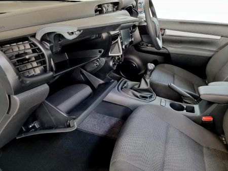 2026-Toyota-Hilux-24-GD-6-Raider-4x4-Auto-Single-Cab_14