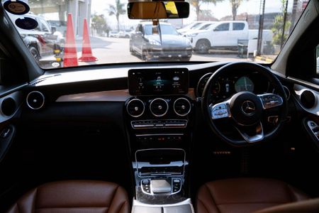 2022-Mercedes-Benz-GLC-300d-4Matic_12