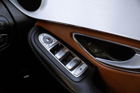 2022-Mercedes-Benz-GLC-300d-4Matic_23