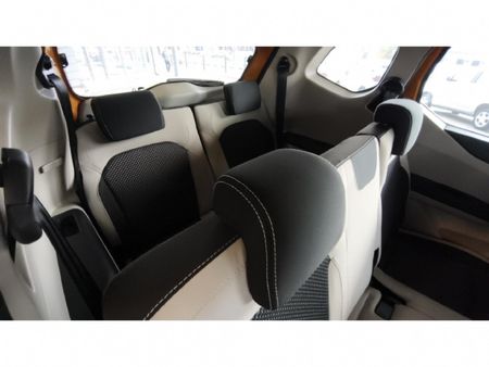 2020-Renault-Triber-10-Intens_25