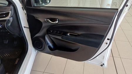 2019-Toyota-Yaris-15-XS-5-dr_9