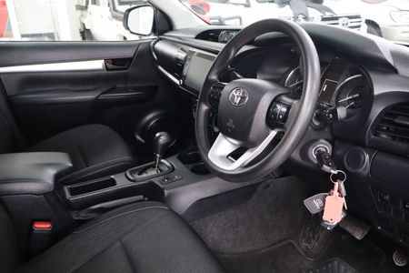 2022-Toyota-Hilux-28-GD-6-Raised-Body-Legend-4x4-Auto-Extended-Cab_4