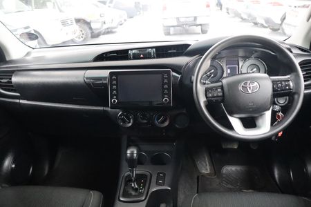2022-Toyota-Hilux-28-GD-6-Raised-Body-Legend-4x4-Auto-Extended-Cab_5