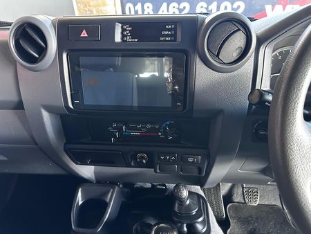2022-Toyota-Land-Cruiser-76-45-D-V8-Station-Wagon_9