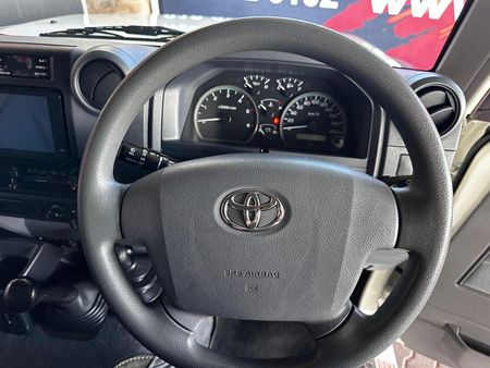 2022-Toyota-Land-Cruiser-76-45-D-V8-Station-Wagon_10