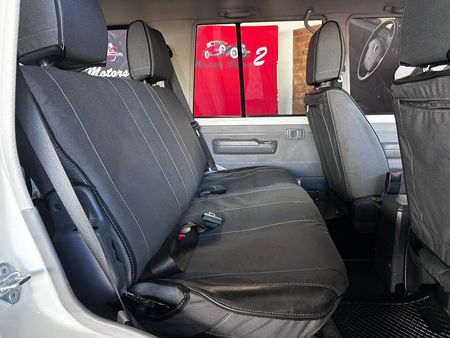 2022-Toyota-Land-Cruiser-76-45-D-V8-Station-Wagon_12