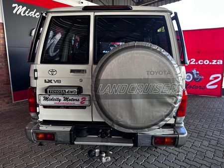 2022-Toyota-Land-Cruiser-76-45-D-V8-Station-Wagon_14