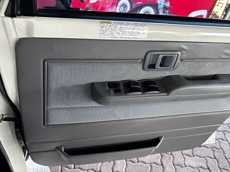 2022-Toyota-Land-Cruiser-76-45-D-V8-Station-Wagon_5