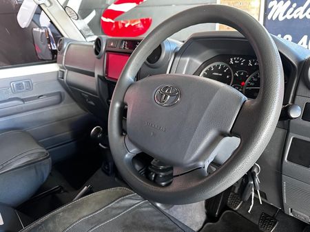 2022-Toyota-Land-Cruiser-76-45-D-V8-Station-Wagon_7
