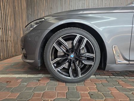 2016-BMW-7-Series-750Li-M-Sport_10