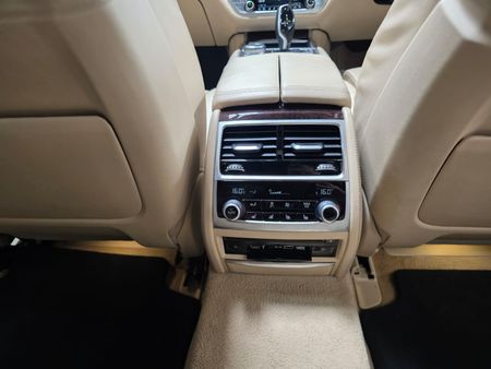 2016-BMW-7-Series-750Li-M-Sport_16