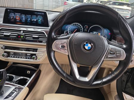 2016-BMW-7-Series-750Li-M-Sport_17