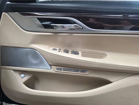 2016-BMW-7-Series-750Li-M-Sport_23