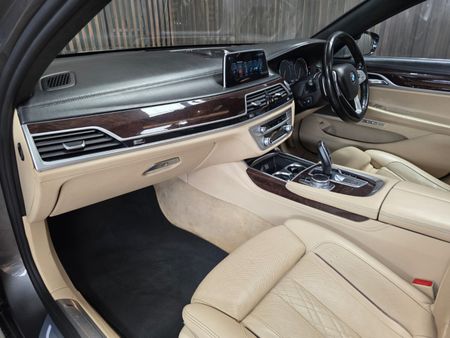 2016-BMW-7-Series-750Li-M-Sport_26
