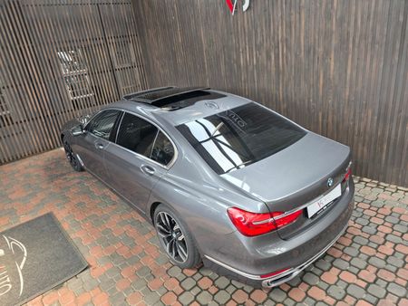 2016-BMW-7-Series-750Li-M-Sport_7