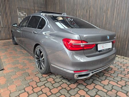 2016-BMW-7-Series-750Li-M-Sport_8
